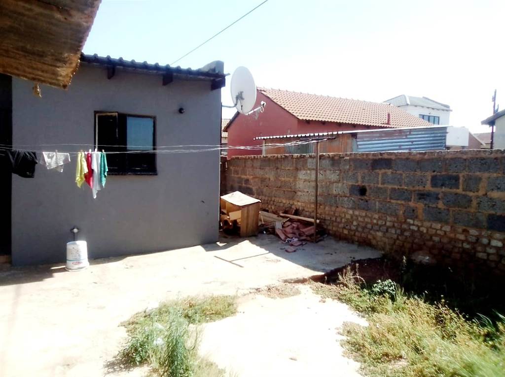 5 Bed House in Mohlakeng photo number 10