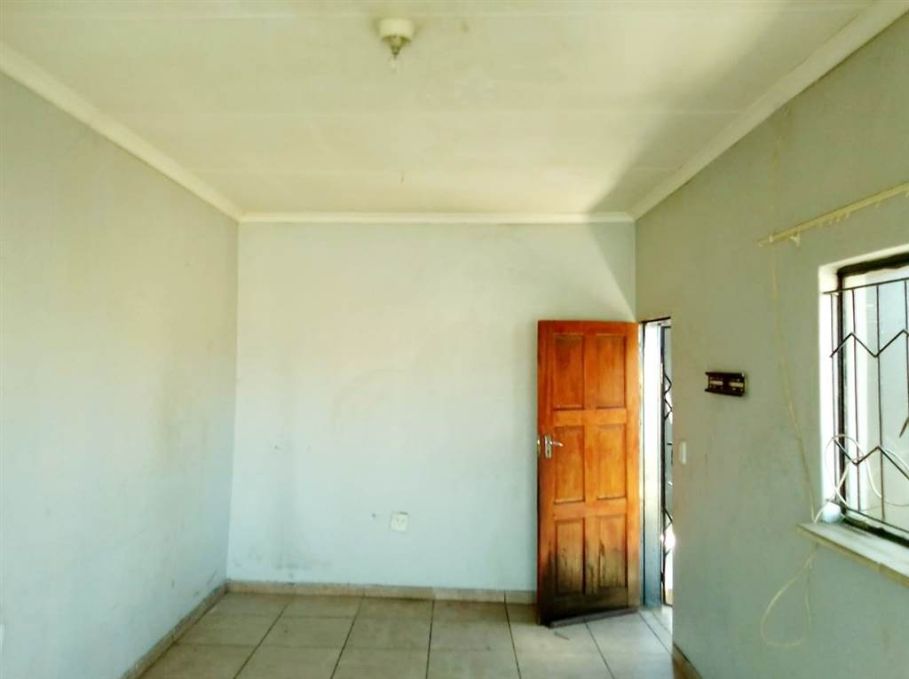 5 Bed House in Mohlakeng photo number 14