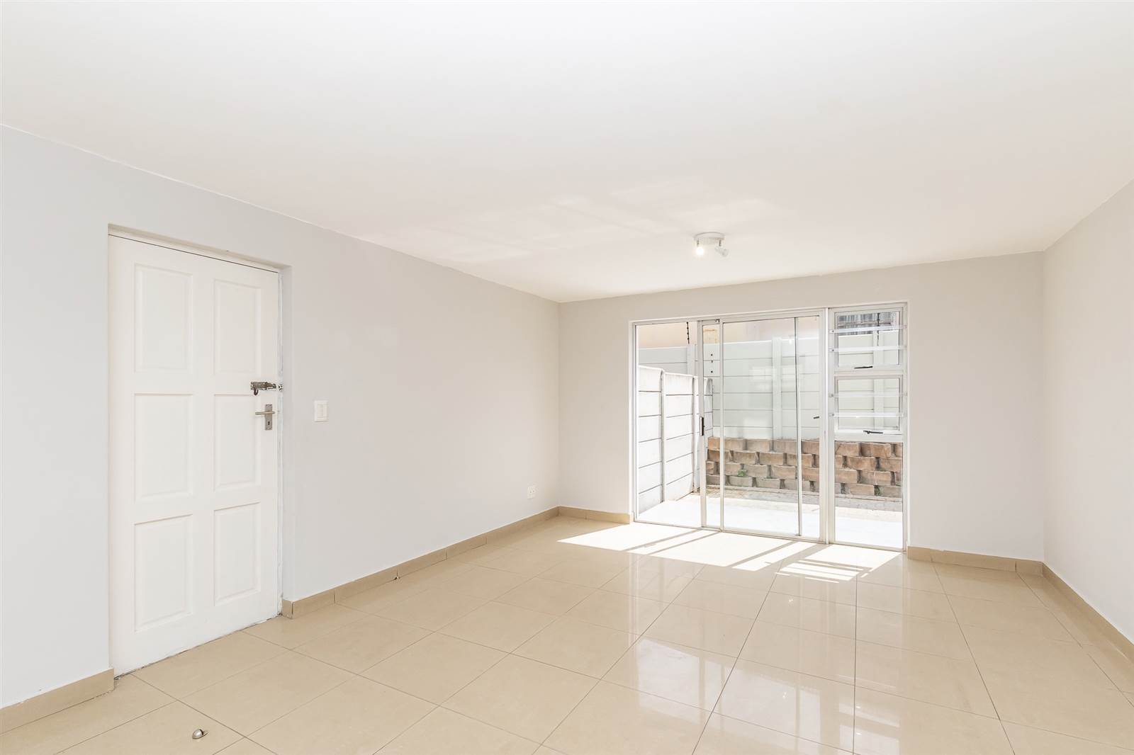 3 Bed Apartment in Wynberg photo number 2