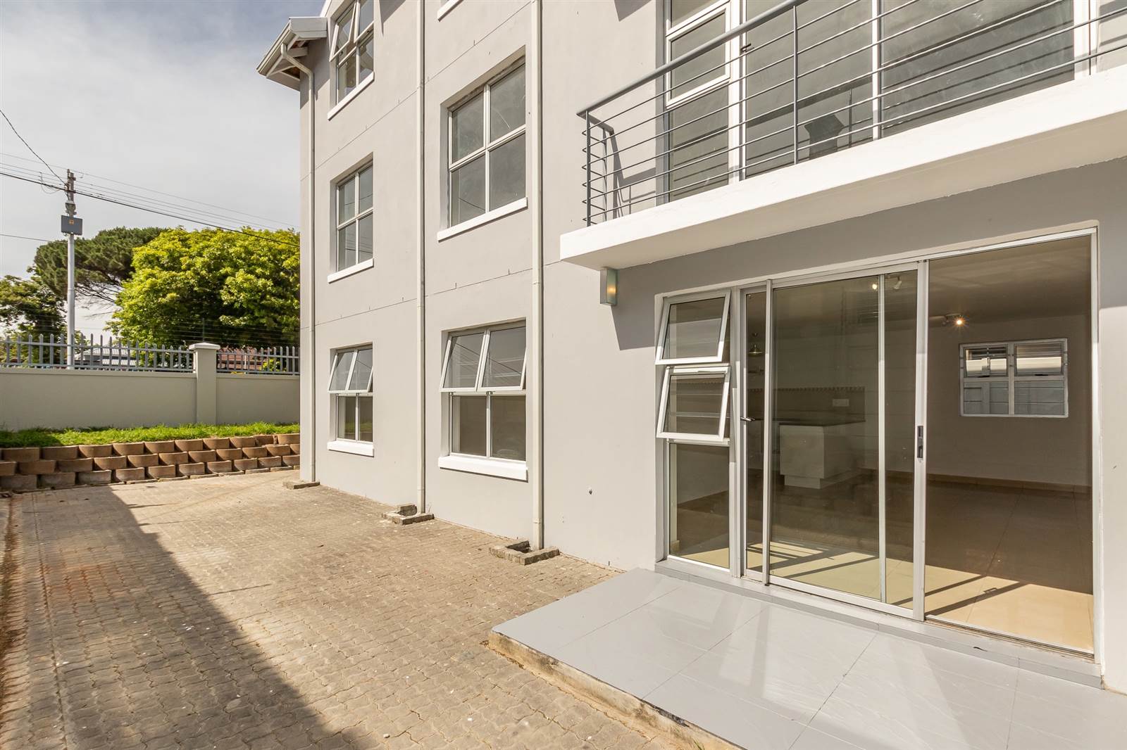 3 Bed Apartment in Wynberg photo number 11