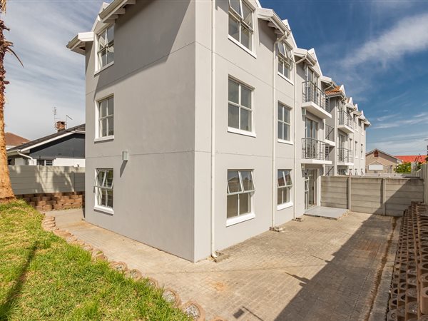 3 Bed Apartment in Wynberg