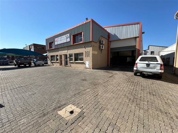 700  m² Industrial space