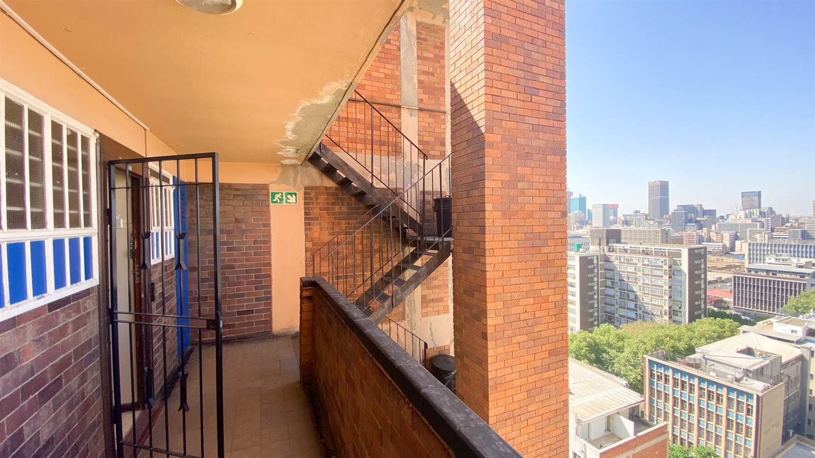 1.5 Bed Apartment in Braamfontein photo number 9