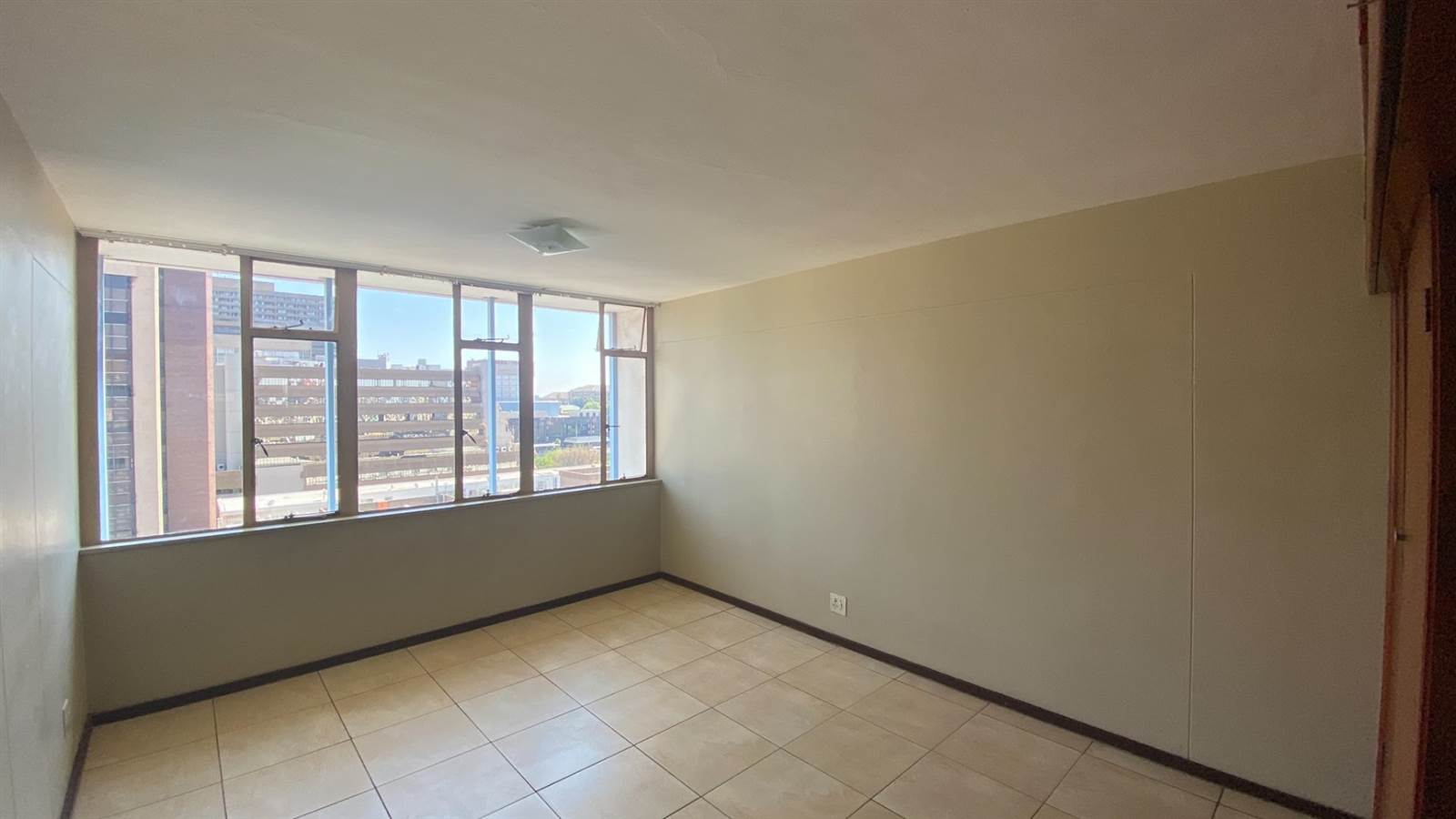 1.5 Bed Apartment in Braamfontein photo number 4