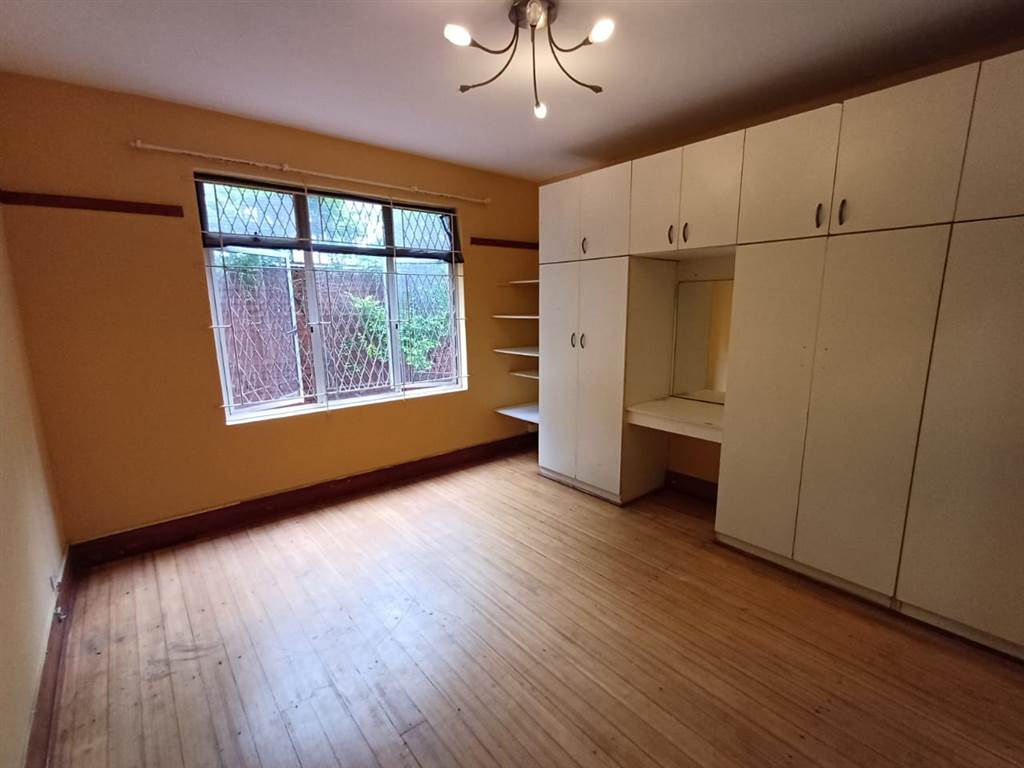 1.5 Bed Apartment in Essenwood photo number 6