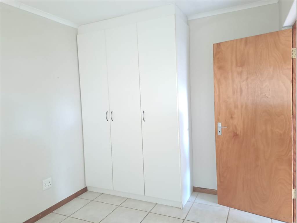 2 Bed Apartment in Jeffreys Bay photo number 9