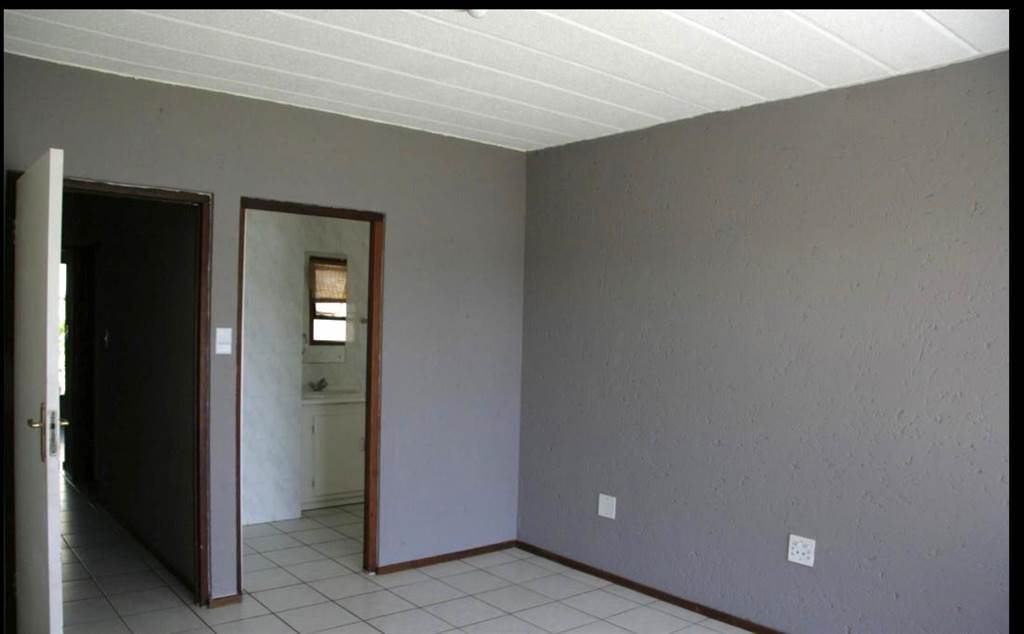 2 Bed House in Hartbeespoort Dam photo number 9