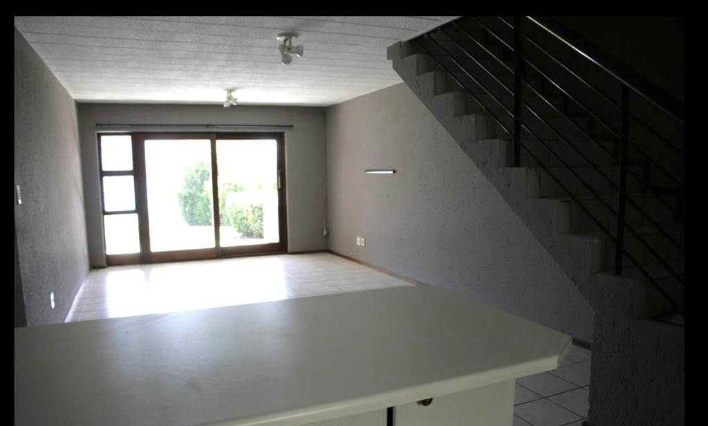 2 Bed House in Hartbeespoort Dam photo number 6