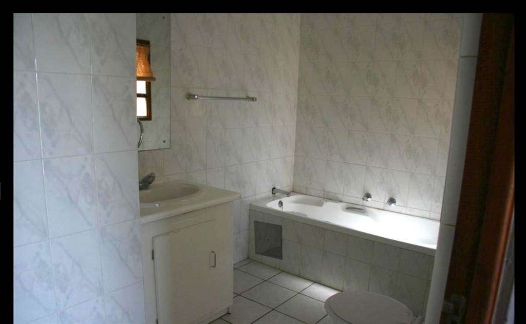 2 Bed House in Hartbeespoort Dam photo number 7