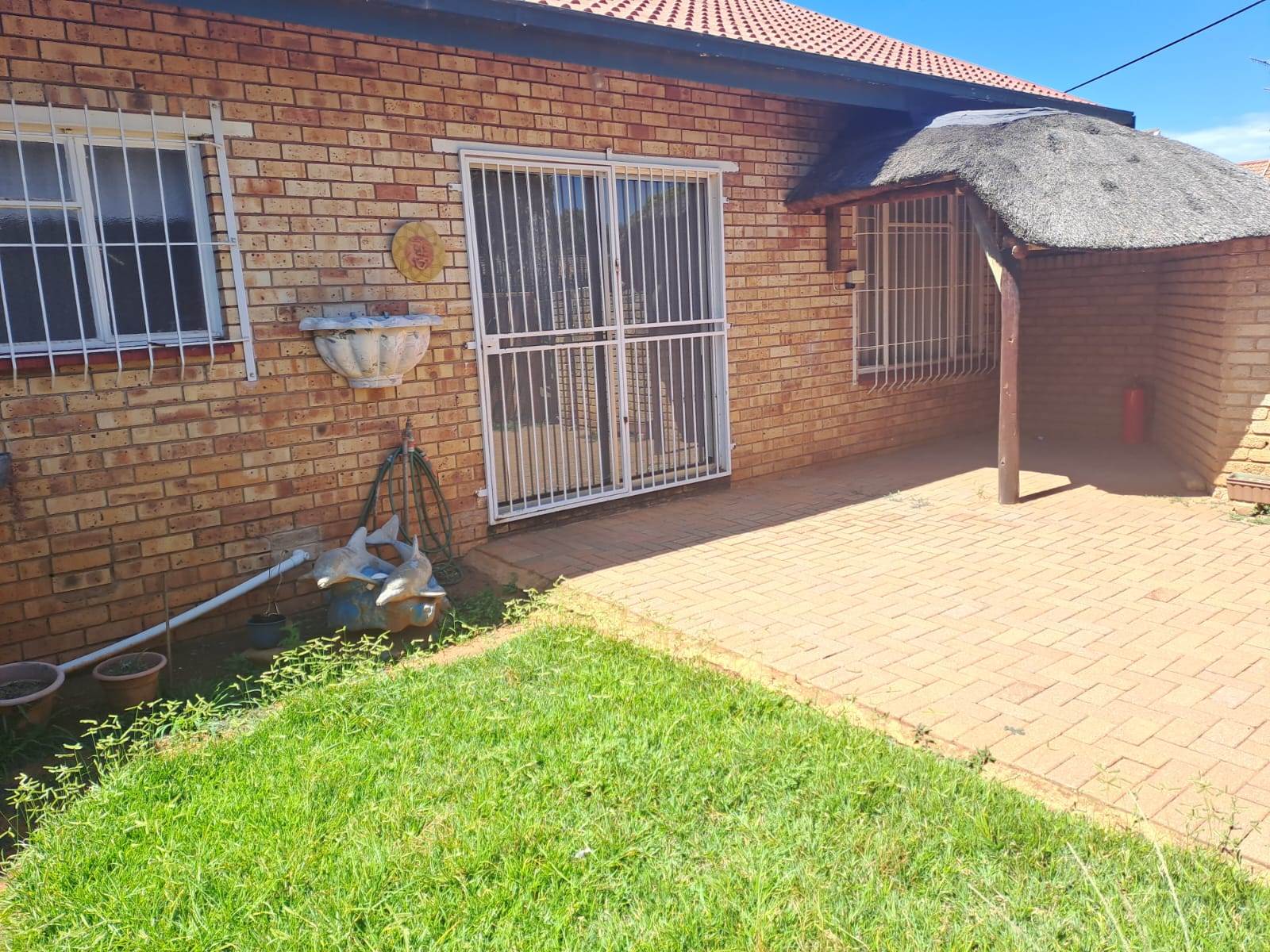 2 Bed Townhouse in Carletonville photo number 4