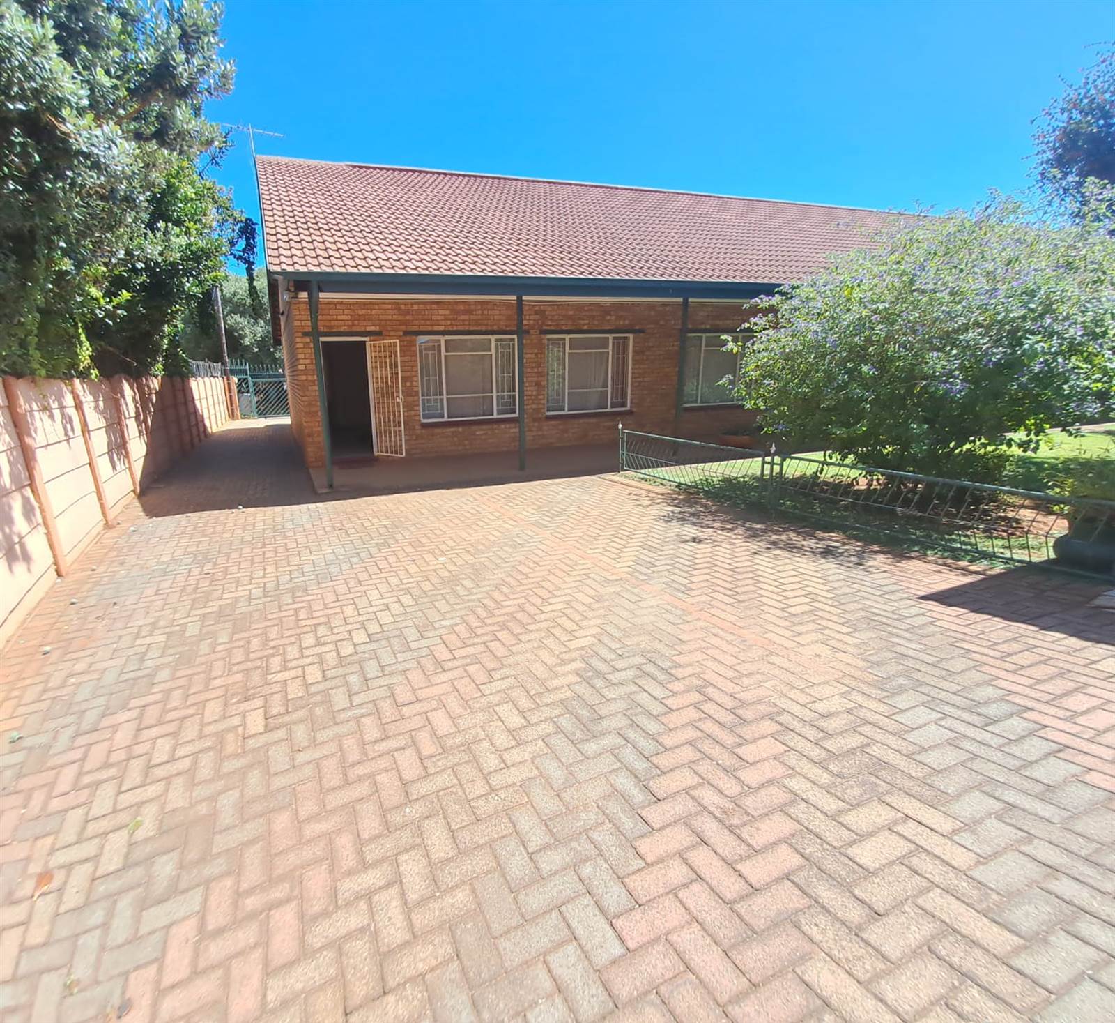 2 Bed Townhouse in Carletonville photo number 1