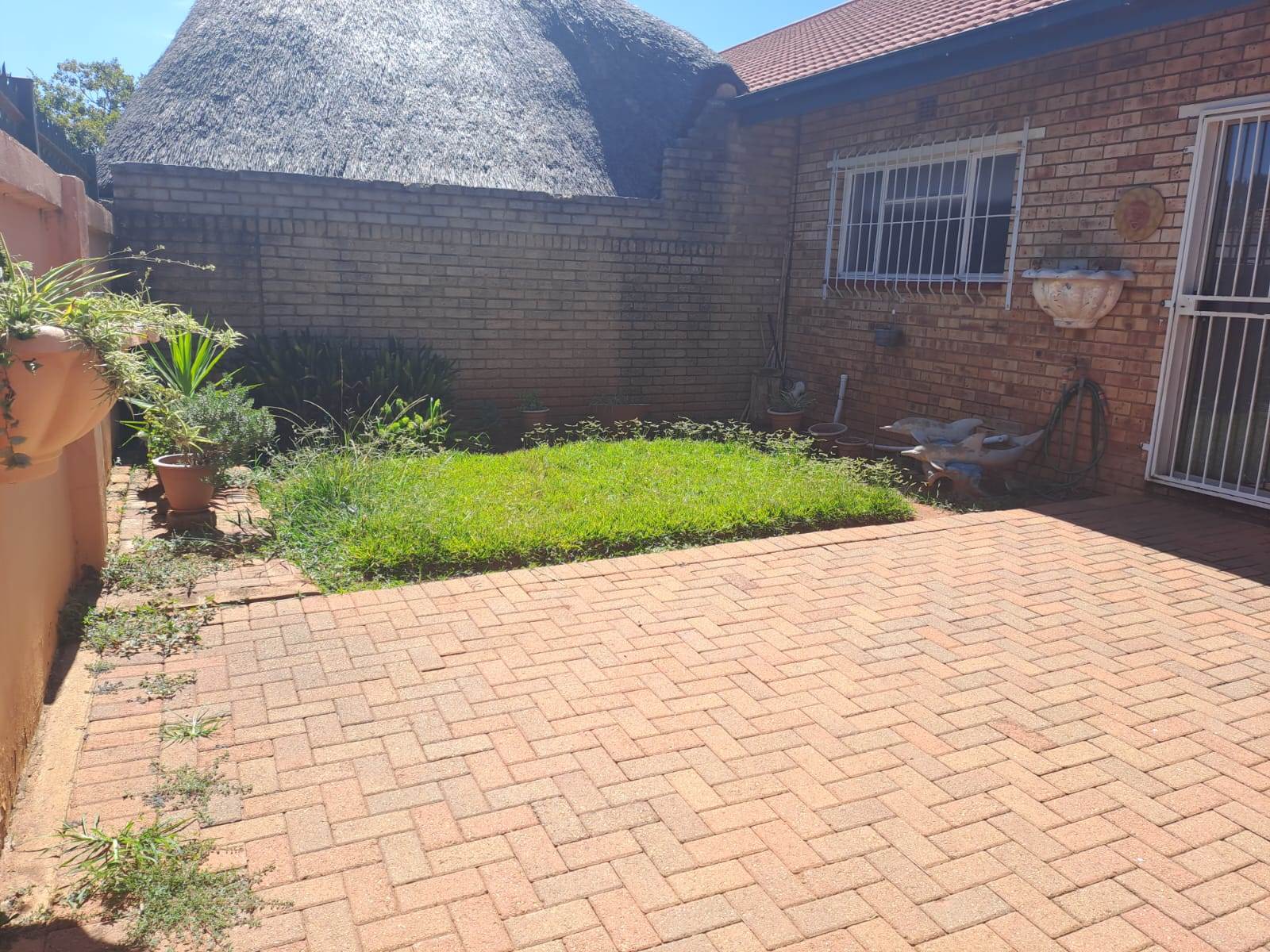 2 Bed Townhouse in Carletonville photo number 6