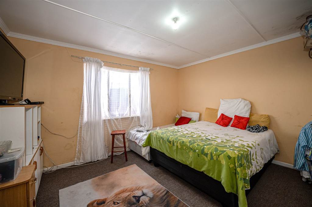 10 Bed House in Bellville South photo number 20
