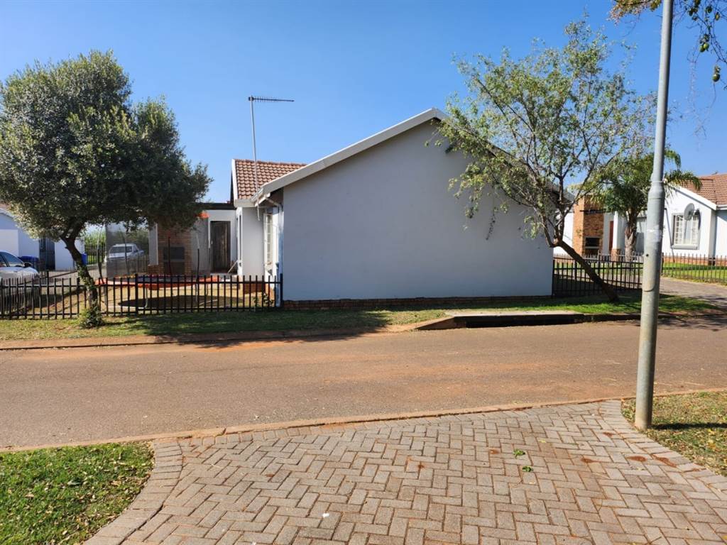 3 Bed Townhouse in Pretoria North photo number 8