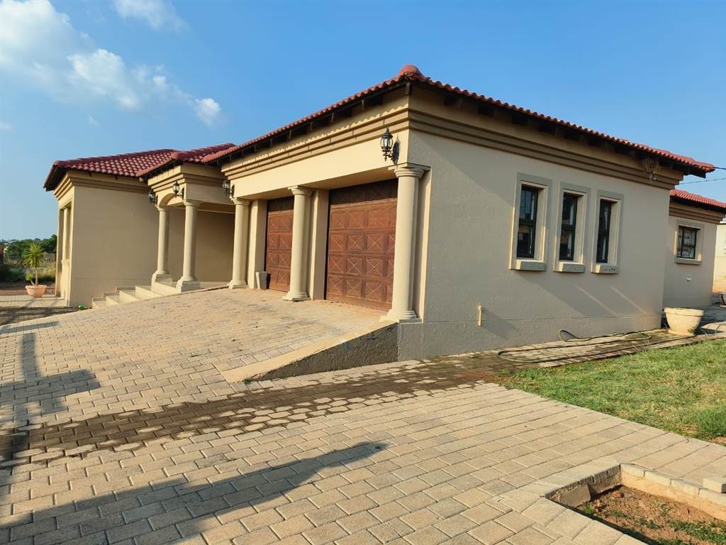 4 Bed House in Witbank Central photo number 1