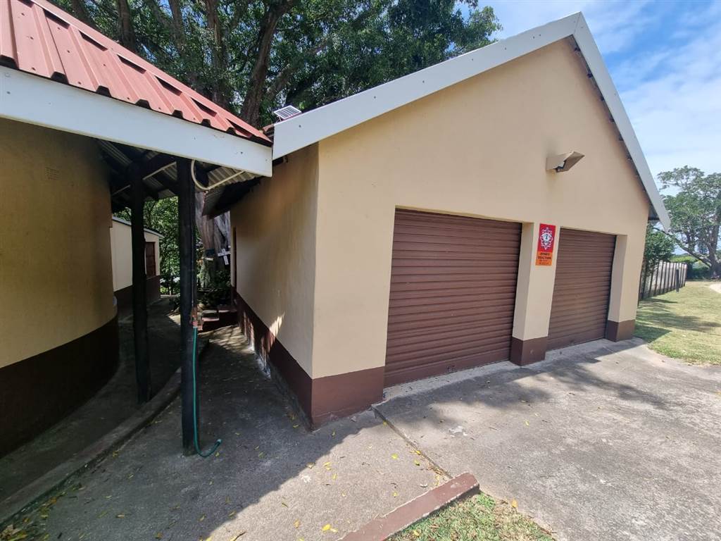 2 Bed Townhouse in Umtentweni photo number 14