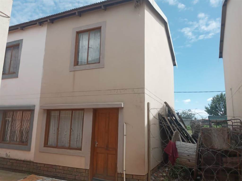 2 Bed Townhouse in Klipspruit photo number 8