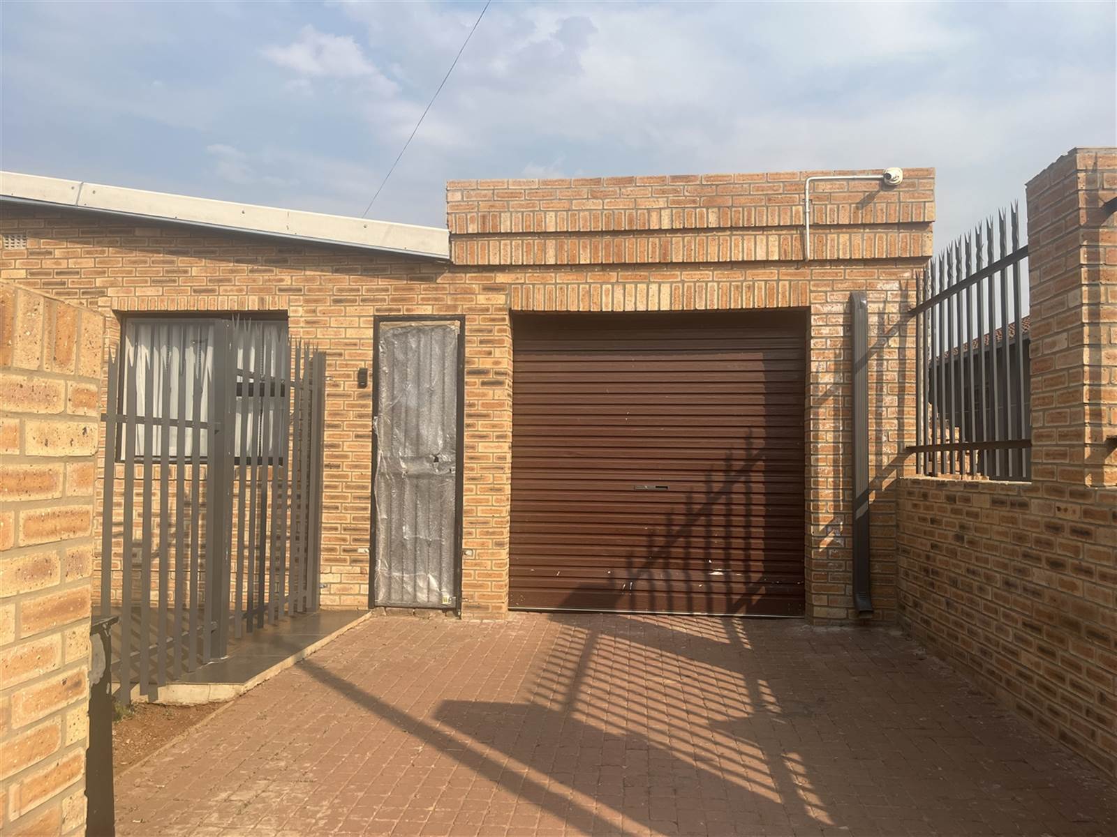 4 Bed House in Lenasia Central photo number 3