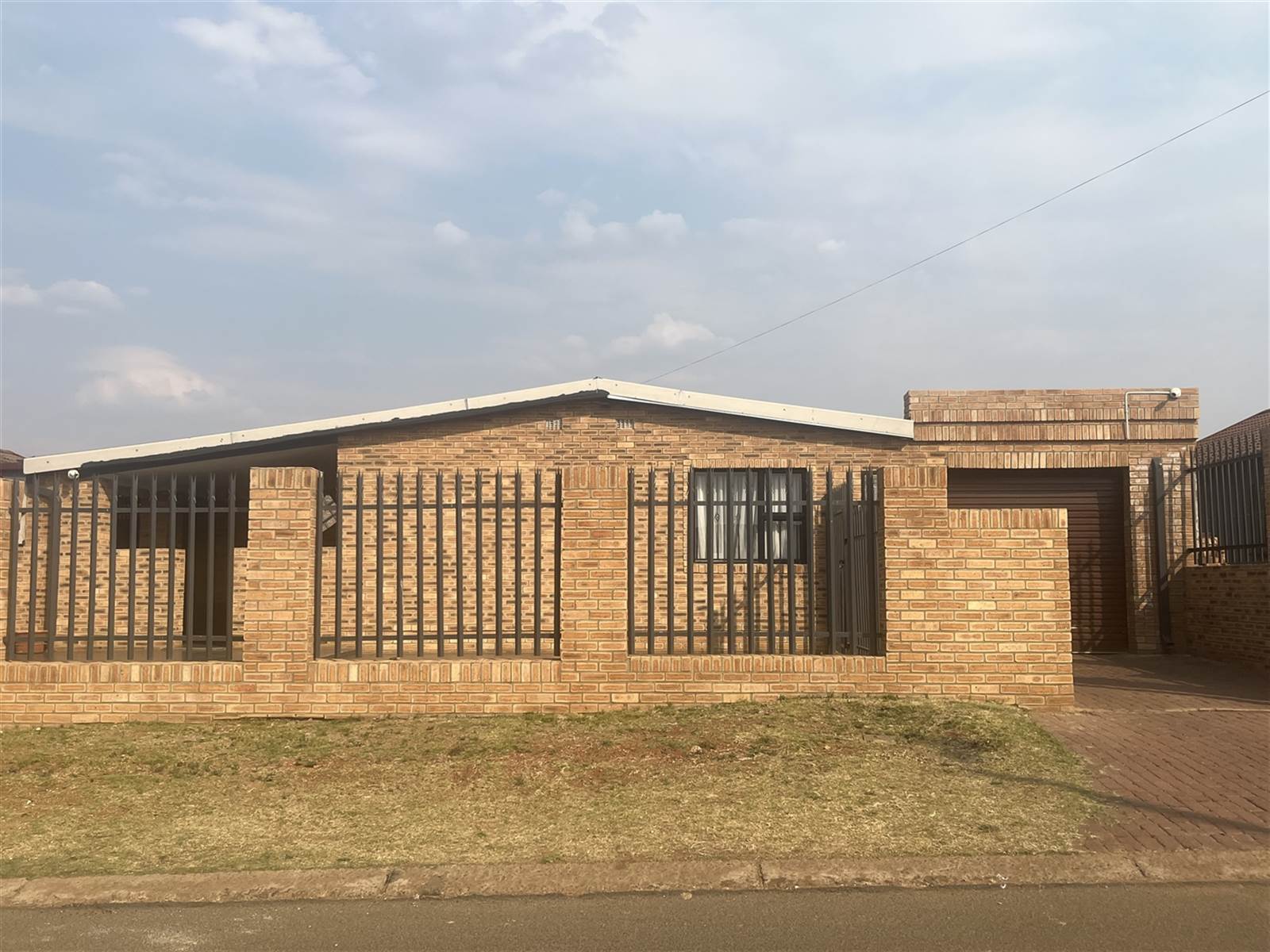 4 Bed House in Lenasia Central photo number 1