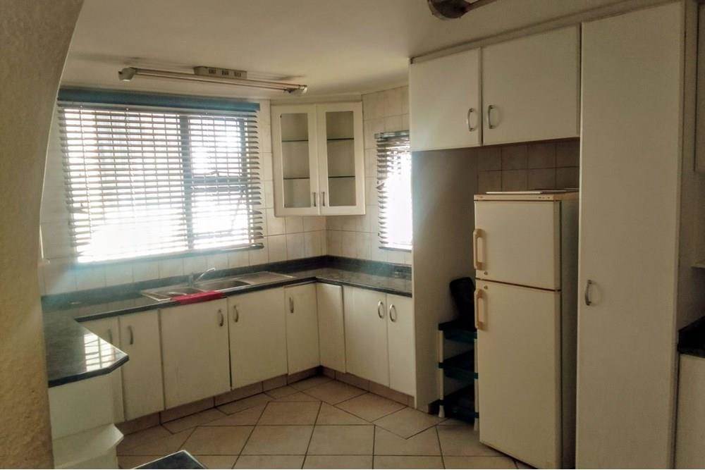 4 Bed House in Turffontein photo number 3