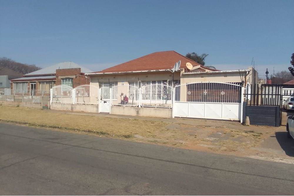 4 Bed House in Turffontein photo number 6
