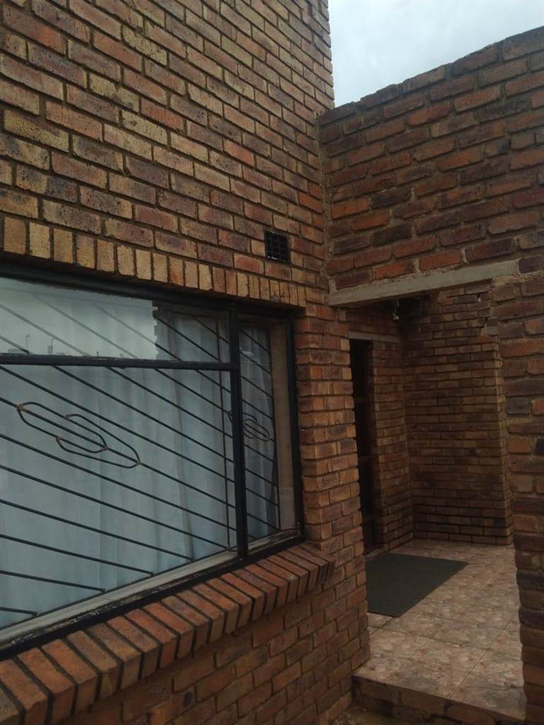 3 Bed House in Ivory Park photo number 3