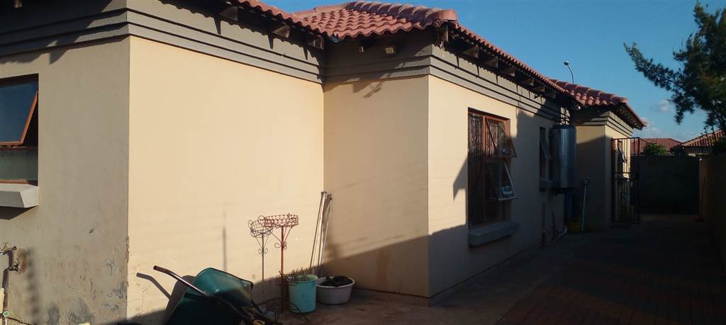 3 Bed House in Lesedi Park photo number 4