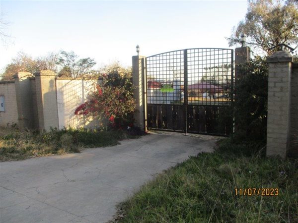 8565 m² Land available in President Park