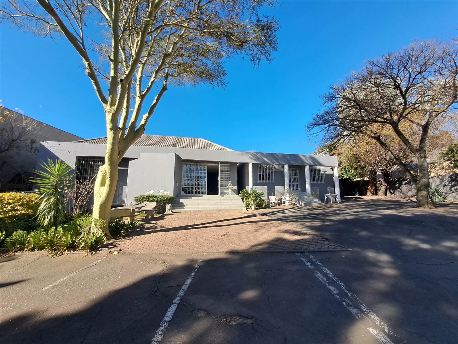 700  m² Commercial space in Craighall Park photo number 2