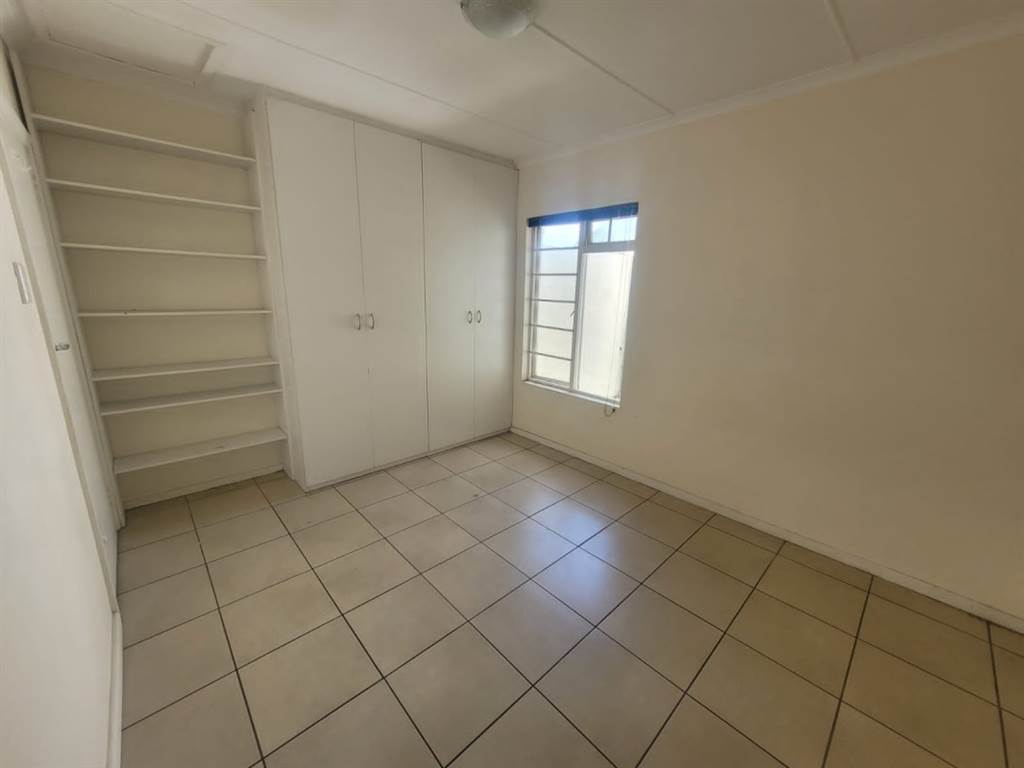 2 Bed Townhouse in Wynberg photo number 3