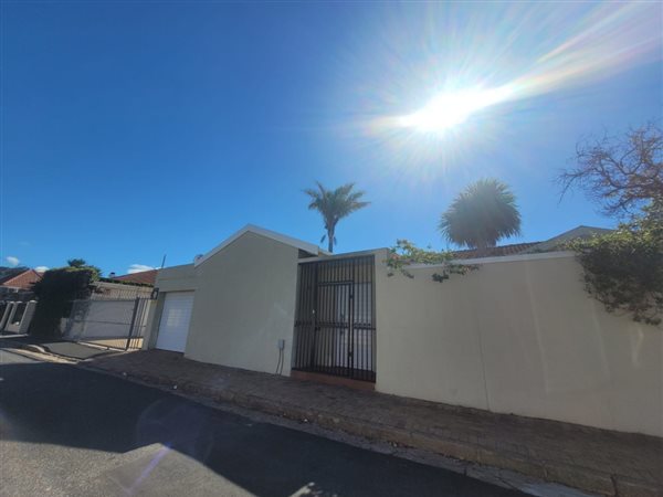 2 Bed Townhouse in Wynberg