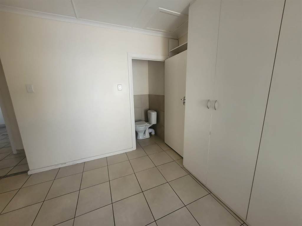 2 Bed Townhouse in Wynberg photo number 4