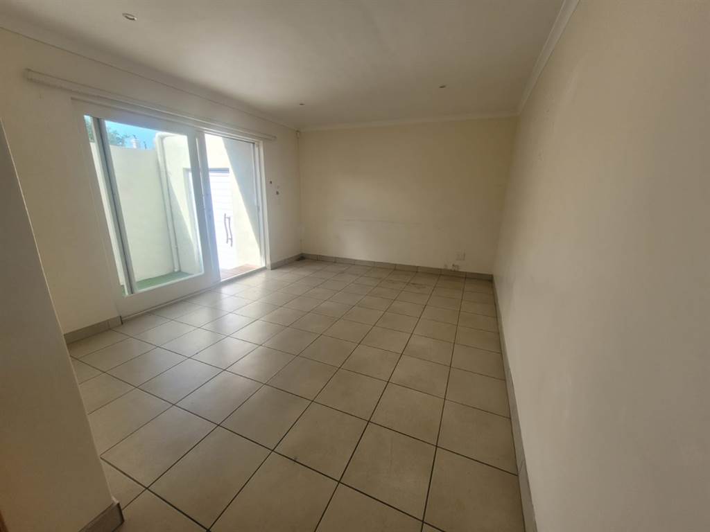 2 Bed Townhouse in Wynberg photo number 7