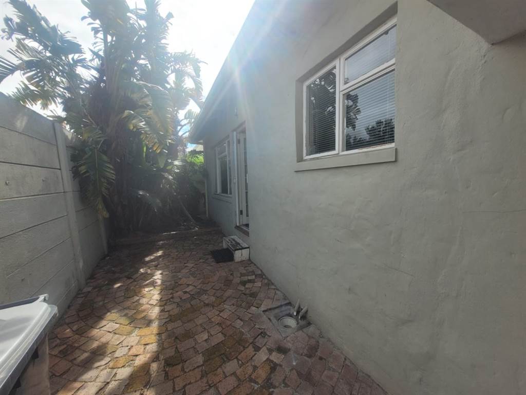 2 Bed Townhouse in Wynberg photo number 10
