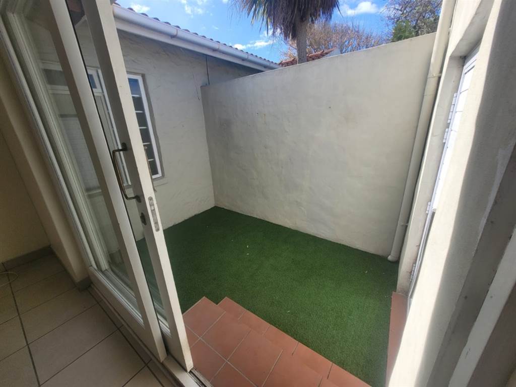 2 Bed Townhouse in Wynberg photo number 8