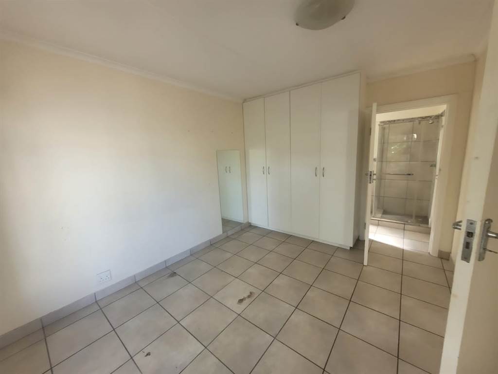 2 Bed Townhouse in Wynberg photo number 11
