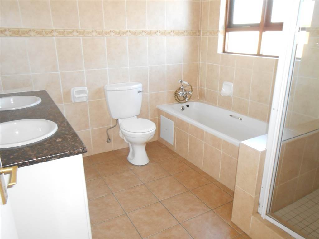 3 Bed Townhouse in Sunninghill photo number 20
