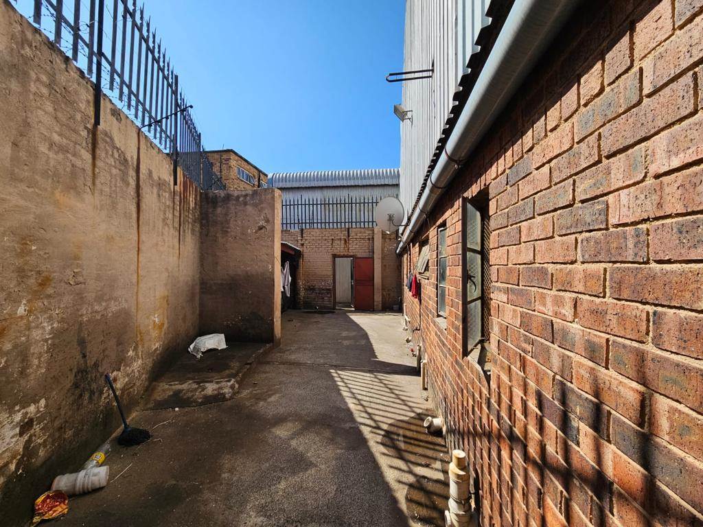 1060  m² Industrial space in Selby photo number 3