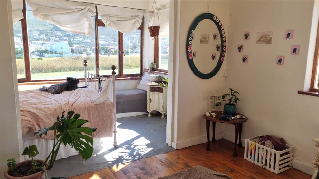6 Bed House in Muizenberg photo number 15