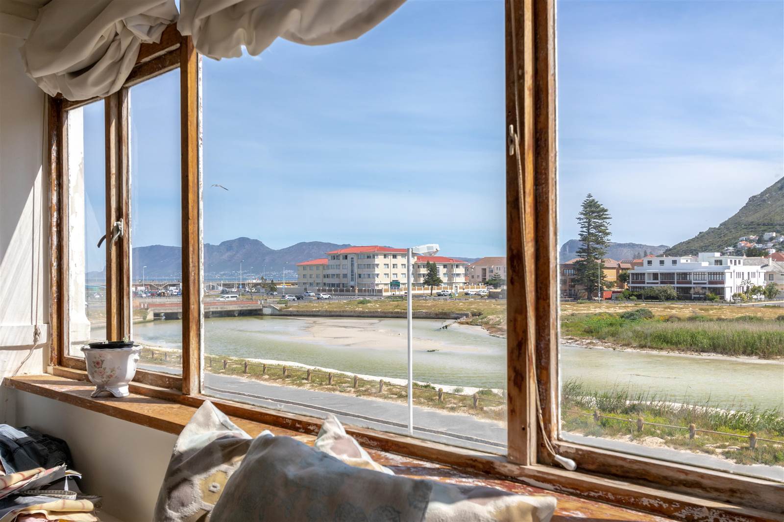 6 Bed House in Muizenberg photo number 19