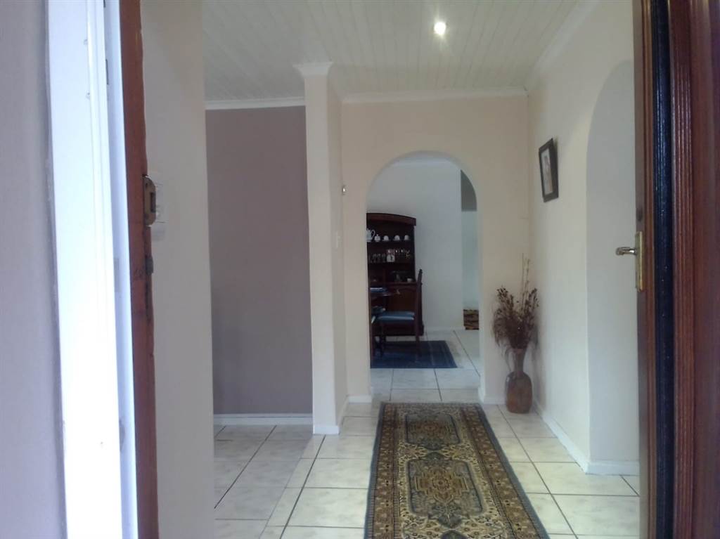 3 Bed House in Beacon Bay photo number 6
