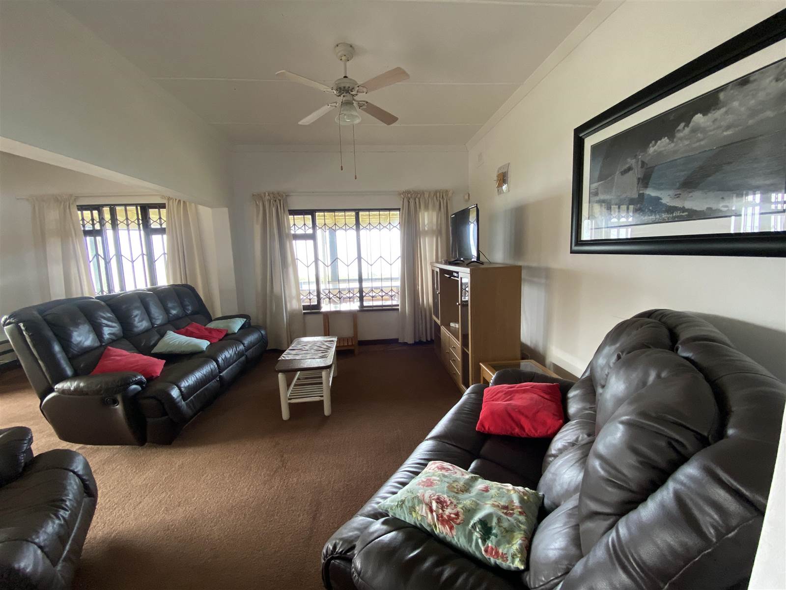 3 Bed Apartment in Umtentweni photo number 8