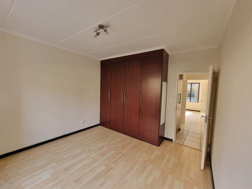 2 Bed House in Sunninghill photo number 11