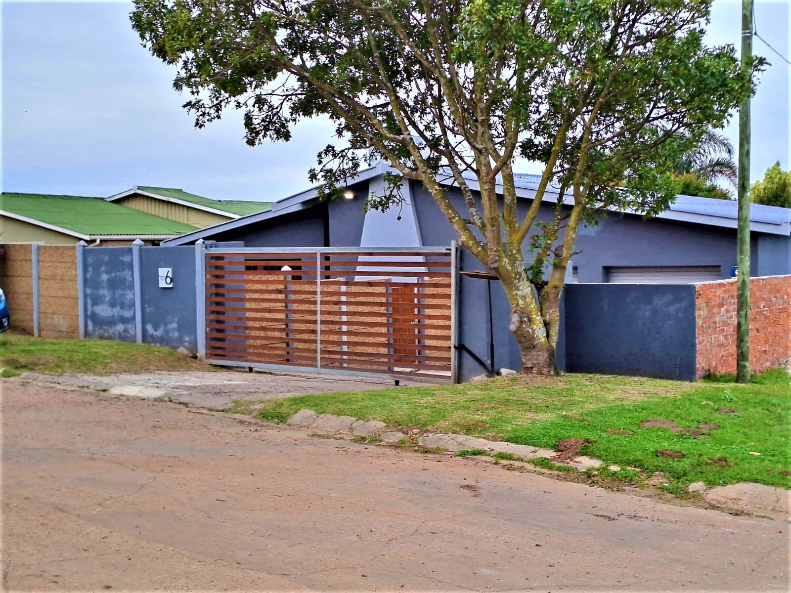 4 Bed House in Humansdorp photo number 1