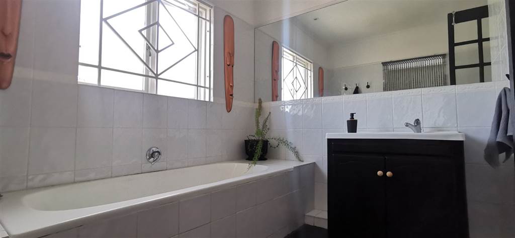 1 Bed Apartment in Bloubergstrand photo number 8