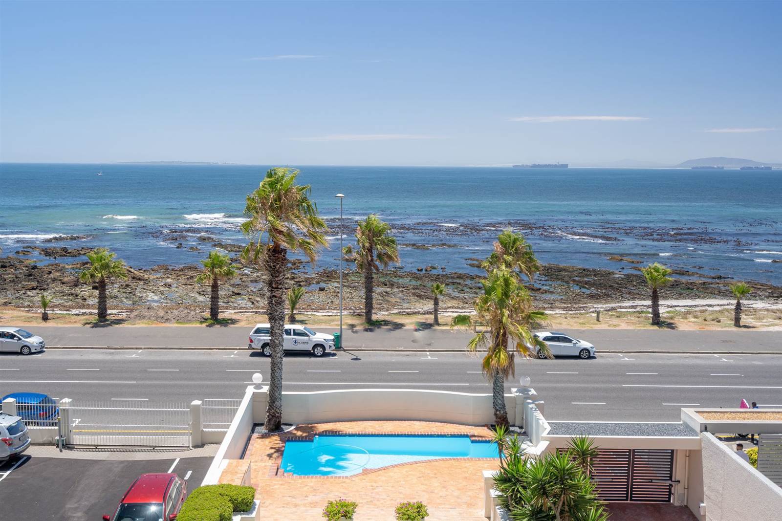 4 Bed Apartment in Mouille Point photo number 3
