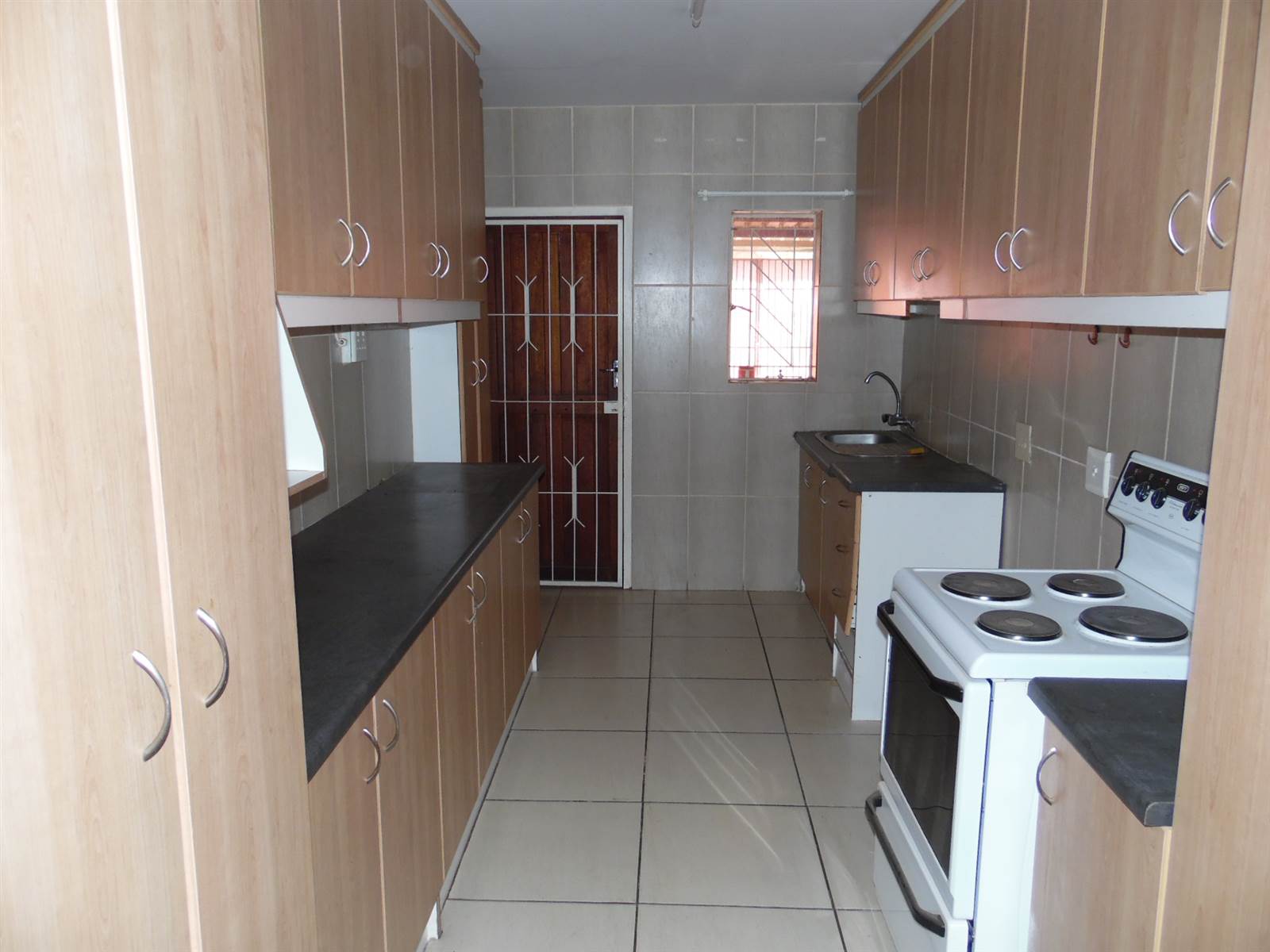 2 Bed Townhouse in Riebeeckstad photo number 2