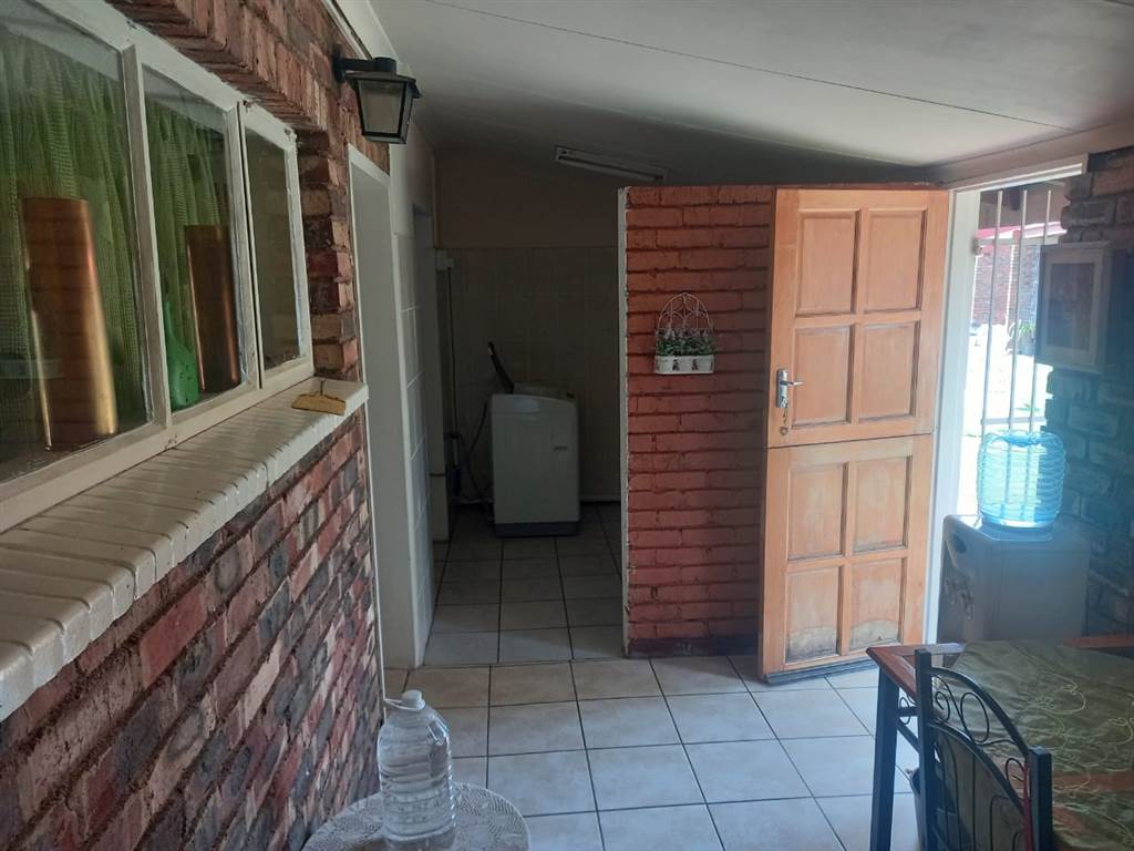 2 Bed House in Klerksdorp photo number 16