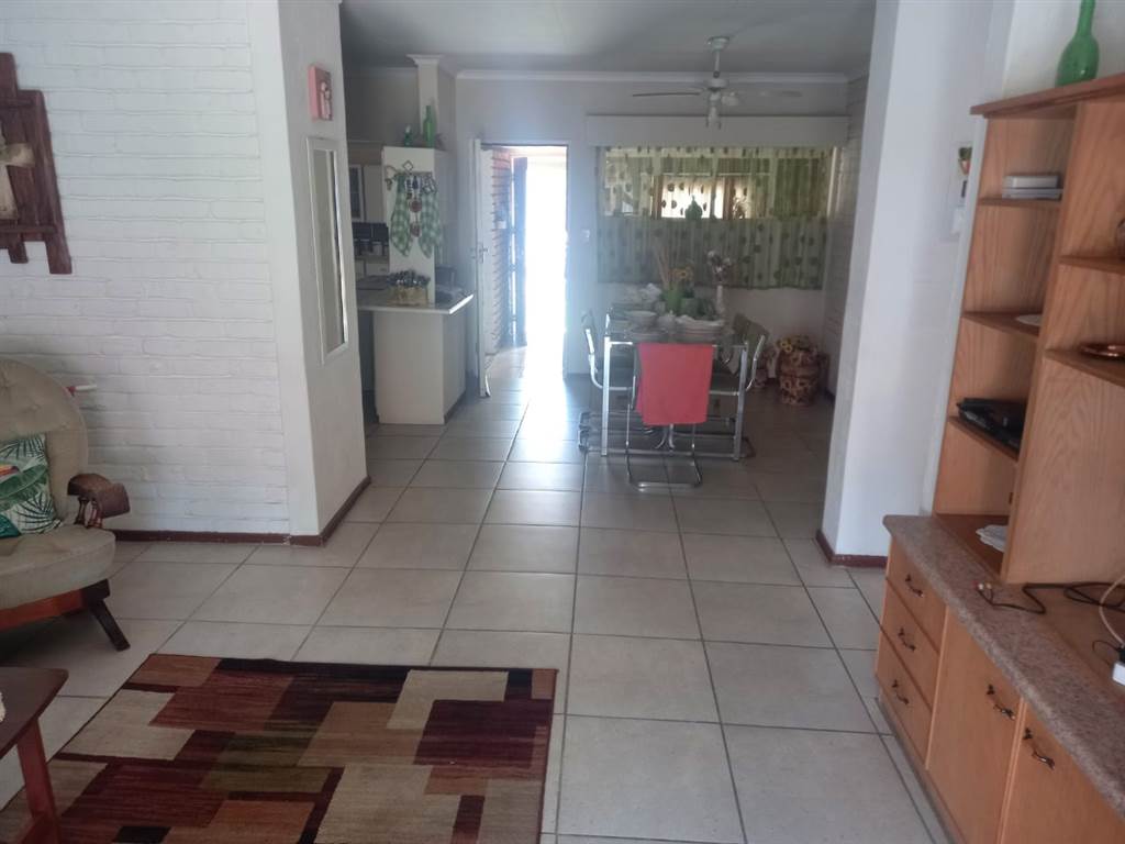 2 Bed House in Klerksdorp photo number 12