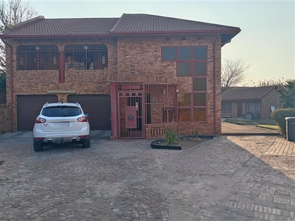 5 Bedroom House 5 Bedroom House
